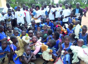 Vrijwilligers van de stichting in Sierra Leone. Vrijwilligers van de stichting in Sierra Leone.