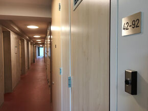 Een lange gang op elke verdieping. Een lange gang op elke verdieping.