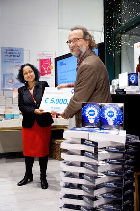 De cheque van 5.000 euro wordt overhandigd aan Karen Ali. Foto | Bart van Overbeeke De cheque van 5.000 euro wordt overhandigd aan Karen Ali. Foto | Bart van Overbeeke