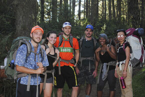 Frans Verbruggen (in oranje shirt) op hike.