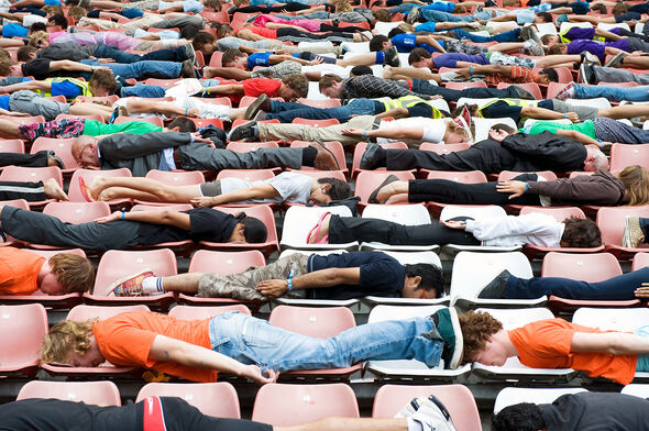 Nooit te beroerd om mee te werken aan een studentenactie, zoals aan het wereldrecord planking in 2011. Zoek Jo. Foto | Bart van Overbeeke Nooit te beroerd om mee te werken aan een studentenactie, zoals aan het wereldrecord planking in 2011. Zoek Jo. Foto | Bart van Overbeeke