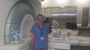 Lisanne bij een MRI-scanner Lisanne bij een MRI-scanner