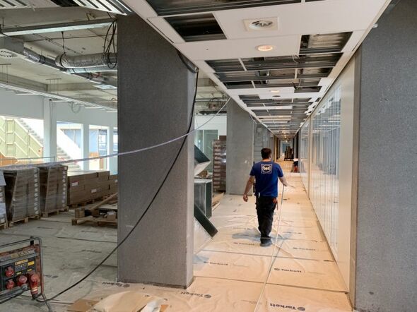 [Translate to English:] Binnen De Rondom wordt nog hard gewerkt om alles gered te krijgen. Foto | Bron