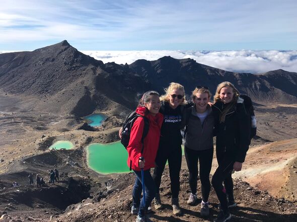 Tongariro crossing, een 19,4 km-hike naar de top van de vulkaan: Mt Tongariro (waar de foto is genomen) met uitzicht over de Emerald lakes. Deze meren zijn gekleurd vanwege de vele mineralen in de bodem. Joni is de tweede van rechts. Foto | Privé-archief Tongariro crossing, een 19,4 km-hike naar de top van de vulkaan: Mt Tongariro (waar de foto is genomen) met uitzicht over de Emerald lakes. Deze meren zijn gekleurd vanwege de vele mineralen in de bodem. Joni is de tweede van rechts. Foto | Privé-archief Joni Simons