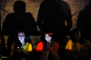 Fontysstudenten met gsm. Foto l Bart van Overbeeke