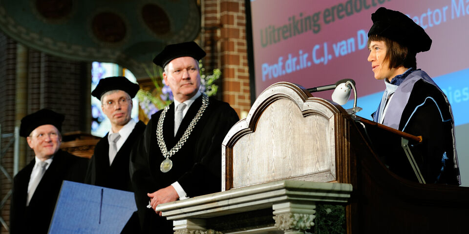 Sabine van Huffel tijdens haar dankwoord in de Paterskerk l Foto: Bart van Overbeke