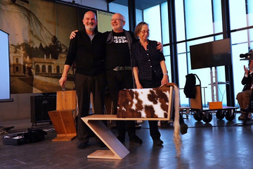 Architect en TU/e alumnus Bert Staal en kunstenares Matty Christensen hebben hun Koestoel aan de universiteit gedoneerd.