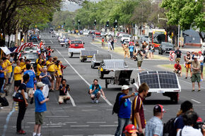 Zonneauto-parade door Adelaide. Foto | Bart van Overbeeke Zonneauto-parade door Adelaide. Foto | Bart van Overbeeke