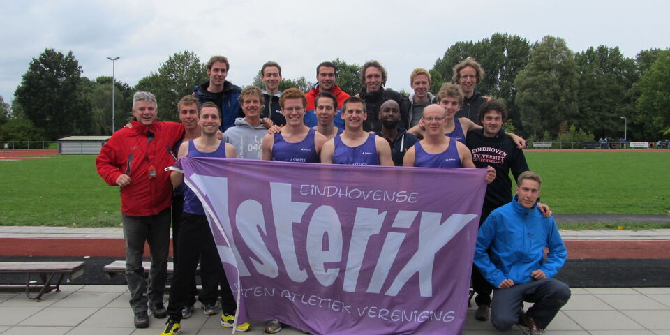 De gepromoveerde mannenploeg van Asterix, met links trainer Niek de Groot.