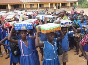 Schoolkinderen in Sierra Leone met de gevulde schoendozen. Schoolkinderen in Sierra Leone met de gevulde schoendozen.