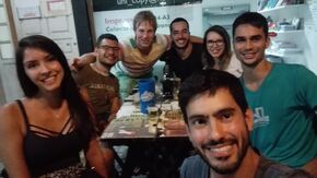 Verjaardag vieren in Brazilië met een fles Cachaça (Peter in gestreept shirt). Verjaardag vieren in Brazilië met een fles Cachaça (Peter in gestreept shirt).