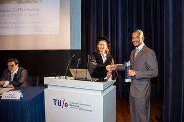 Sergio Spaans krijgt zijn diploma uit handen van prof. Carlijn Bouten.