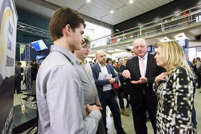 De minister in gesprek met Solar Team Eindhoven. Foto | Bart van Overbeeke