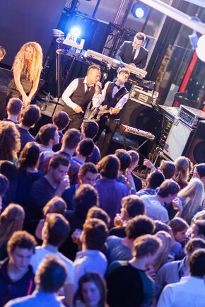 Feesten met de band Beat-It! Foto | Bart van Eijden
