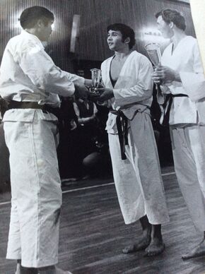 Huub Meijer (right) receiving the style award from Kono. Huub Meijer (right) receiving the style award from Kono.