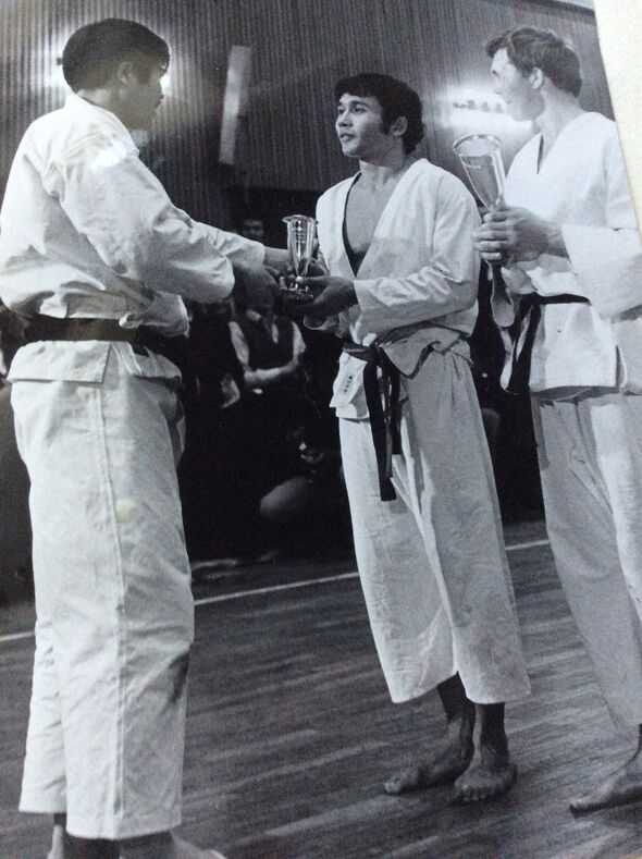 Huub Meijer (right) receiving the style award from Kono. Huub Meijer (right) receiving the style award from Kono.