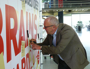 Jo van Ham 'tekent' de BRAINS-inspiratiewand. Jo van Ham 'tekent' de BRAINS-inspiratiewand.