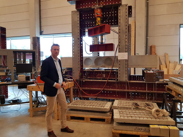 Simon Wijte bij de proefopstelling in het bouwfysisch lab van Bouwkunde. Foto | Han Konings Simon Wijte bij de proefopstelling in het bouwfysisch lab van Bouwkunde. Foto | Han Konings