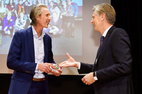 Bas Bloem en rector Frank Baaijens. Foto | Bart van Overbeeke Bas Bloem en rector Frank Baaijens. Foto | Bart van Overbeeke