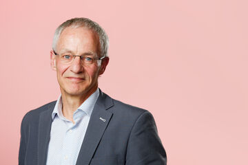 [Translate to English:] Emeritus hoogleraar Arthur van Roermund. Foto | Bart van Overbeeke