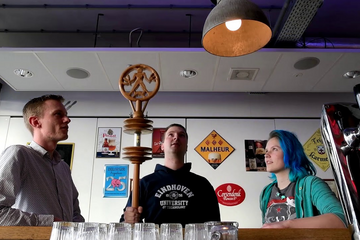 De pedelstaf in actie. Video gemaakt door: Bart van Overbeeke Tom van Nunen, Sebastiaan Goossens en Renate Debets.