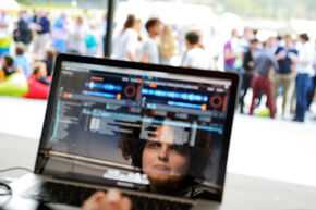 Caroline Hummels in opperste concentratie als dj. Foto | Bart van Overbeeke Caroline Hummels in opperste concentratie als dj. Foto | Bart van Overbeeke
