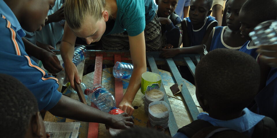 Philemonne Jaasma aan het werk in Ghana.