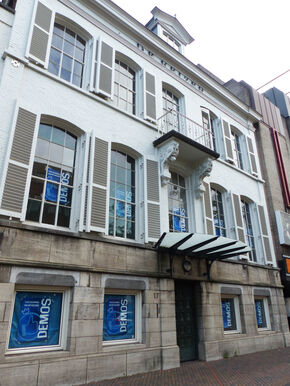 Het pand werd in 1883 gebouwd door een wijnhandelaar. Het pand werd in 1883 gebouwd door een wijnhandelaar.