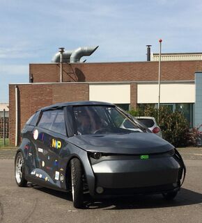 Een radioverslaggever rijdt mee met Nova. Een radioverslaggever rijdt mee met Nova.