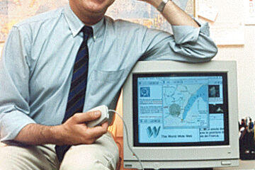 Robert Cailliau bij een Apple Macintosh computer waarop de webbrowser MacWWW draait.