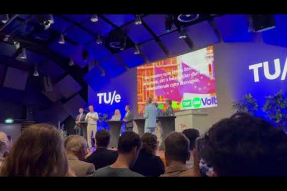 Binnen in de zaal was het geluid duidelijk te horen, maar het debat ging gewoon door.