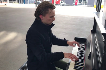 David Hordijk, pianist and bachelor's student at Eindhoven University of Technology, plays his song 'Persist'.