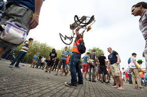 Fietsframefrommelen bij Werktuigbouwkunde Foto | Bart van Overbeeke Fietsframefrommelen bij Werktuigbouwkunde Foto | Bart van Overbeeke