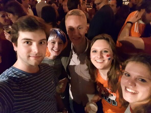 Koningsnacht vieren met enkele Nederlanders. Lisa is tweede van rechts. Foto | Privé-archief Lisa Koningsnacht vieren met enkele Nederlanders. Lisa is tweede van rechts. Foto | Privé-archief Lisa