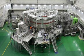 De KSTAR tokamak, met daaromheen alle verhittings- en meetsystemen. In deze machine bereikt het plasma temperaturen van 50 miljoen graden Celsius. De KSTAR tokamak, met daaromheen alle verhittings- en meetsystemen. In deze machine bereikt het plasma temperaturen van 50 miljoen graden Celsius.