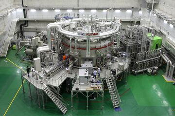 De KSTAR tokamak, met daaromheen alle verhittings- en meetsystemen. In deze machine bereikt het plasma temperaturen van 50 miljoen graden Celsius.