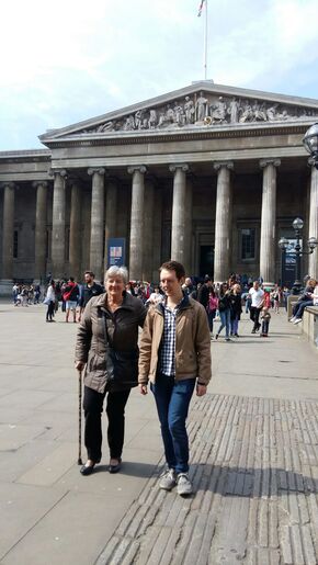 Mark met zijn oma op bezoek bij het British Museum. Mark met zijn oma op bezoek bij het British Museum.