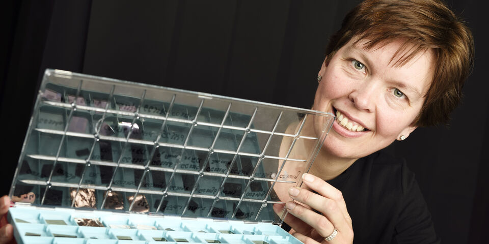 Ageeth Bol met grafeensamples. Foto | Bart van Overbeeke