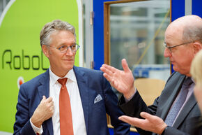 Met collegevoorzitter Jan Mengelers. Foto | Bart van Overbeeke