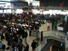 Een volle kantine als collegezaal. Foto | @tuecursor Een volle kantine als collegezaal. Foto | @tuecursor