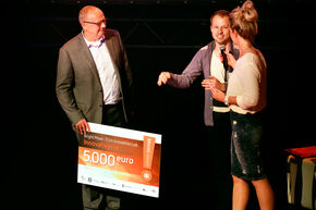 Jo van Ham reikt de innovatieprijs uit. Foto | Bart van Overbeeke Jo van Ham reikt de innovatieprijs uit. Foto | Bart van Overbeeke