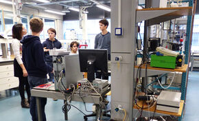 Scholieren in het lab bij Letícia Pezzi Martins. Scholieren in het lab bij Letícia Pezzi Martins.