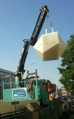 Plaatsing van De Bol aan de Pastoriestraat. Plaatsing van De Bol aan de Pastoriestraat.
