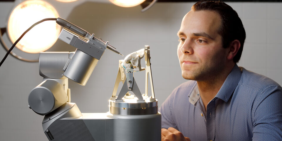 Jordan Bos met zijn RoBoSculpt. Foto | Bart van Overbeeke