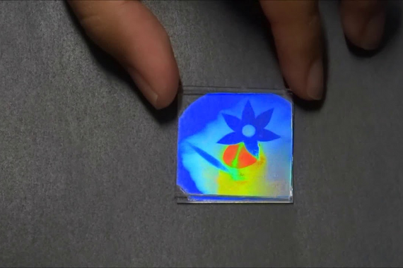 Filmpje van de groep Stimuli-responsive Functional Materials and Devices (SFD): door een druppel water wordt een felgekleurd patroon zichtbaar.