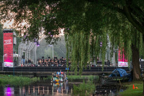 Het hoofdpodium boven de Dommel. Foto | Maarten van den Beemt