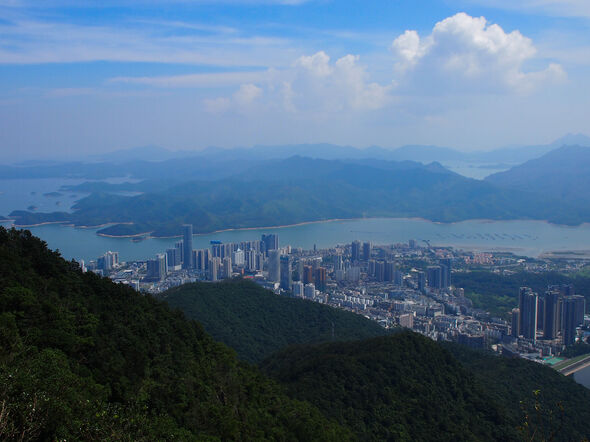 Uitzicht over Shenzhen en de New Territories in Hongkong aan de andere kant van de zee. Foto | Privé-archief Paula Bartelds Uitzicht over Shenzhen en de New Territories in Hongkong aan de andere kant van de zee. Foto | Privé-archief Paula Bartelds