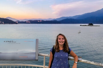 Renate Maresch bij Sun Moon Lake in Taiwan. Foto | Privé-archief Renate Maresch