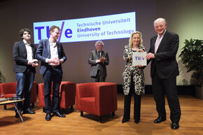 Jan Mengelers geeft de minister het DNA-boek. Foto | Bart van Overbeeke