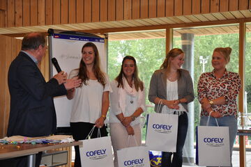 Vlnr: TU/e-decaan Ton Backx, Eline de Ridder, Minke Sleddens, Femke Welten en Iris Dingen (Joy van de Ven staat niet op de foto). Foto | Jocé Heijmans.